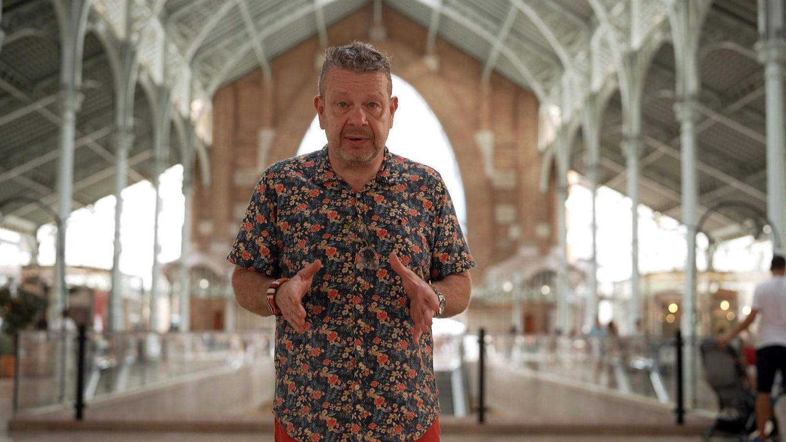 Alberto Chicote en una de las escenas del programa '¿Te lo vas a comer?' dedicado a las reseñas de bares y restaurantes.