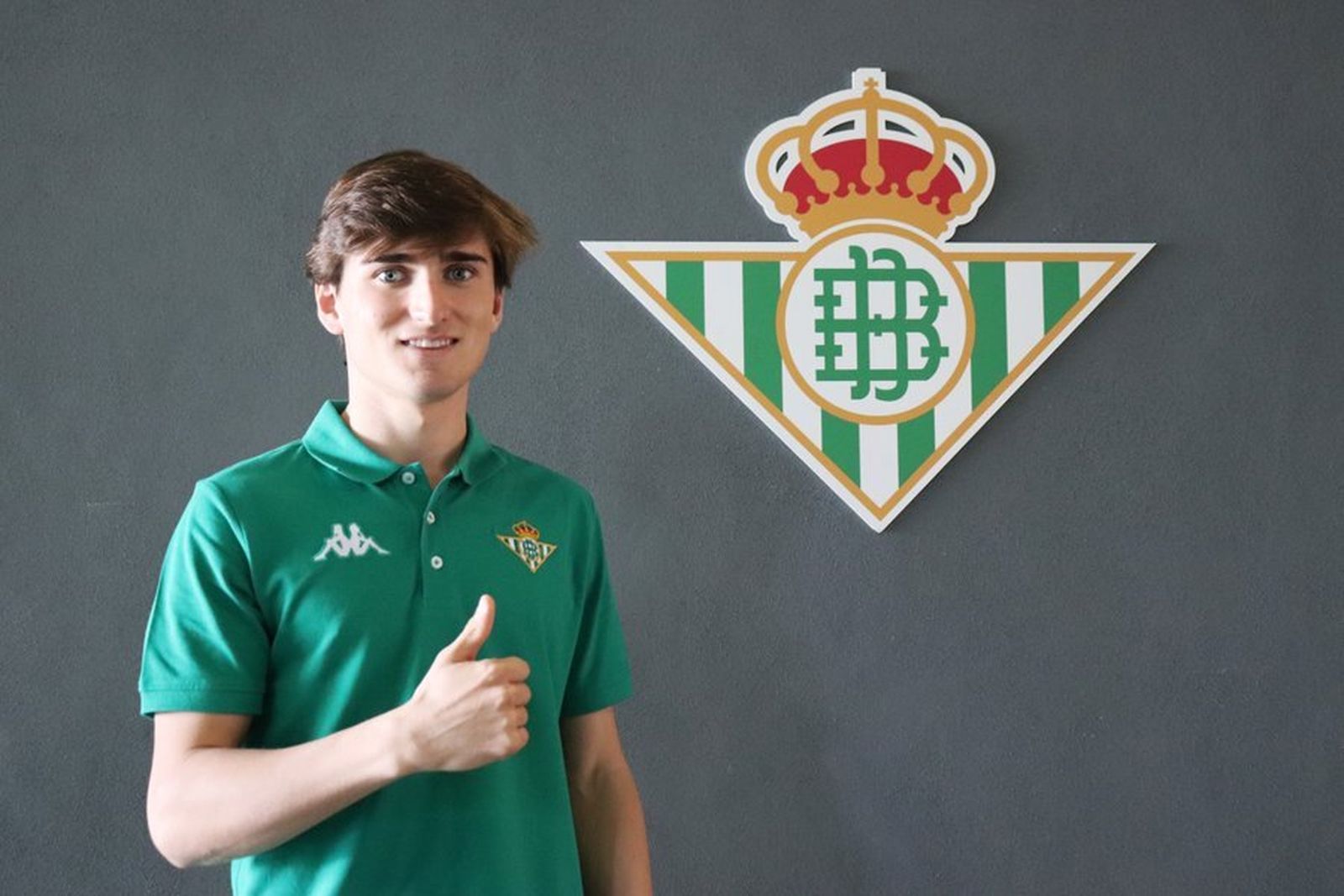 Isra Cano posa como jugador del Betis.