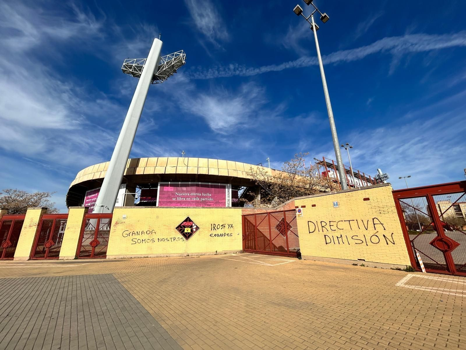 Algunas de las pintadas que han aparecido en el estadio