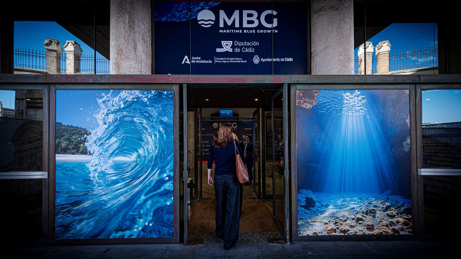 Entrada del Palacio de Congresos con la cartelería del Maritime Blue Growth