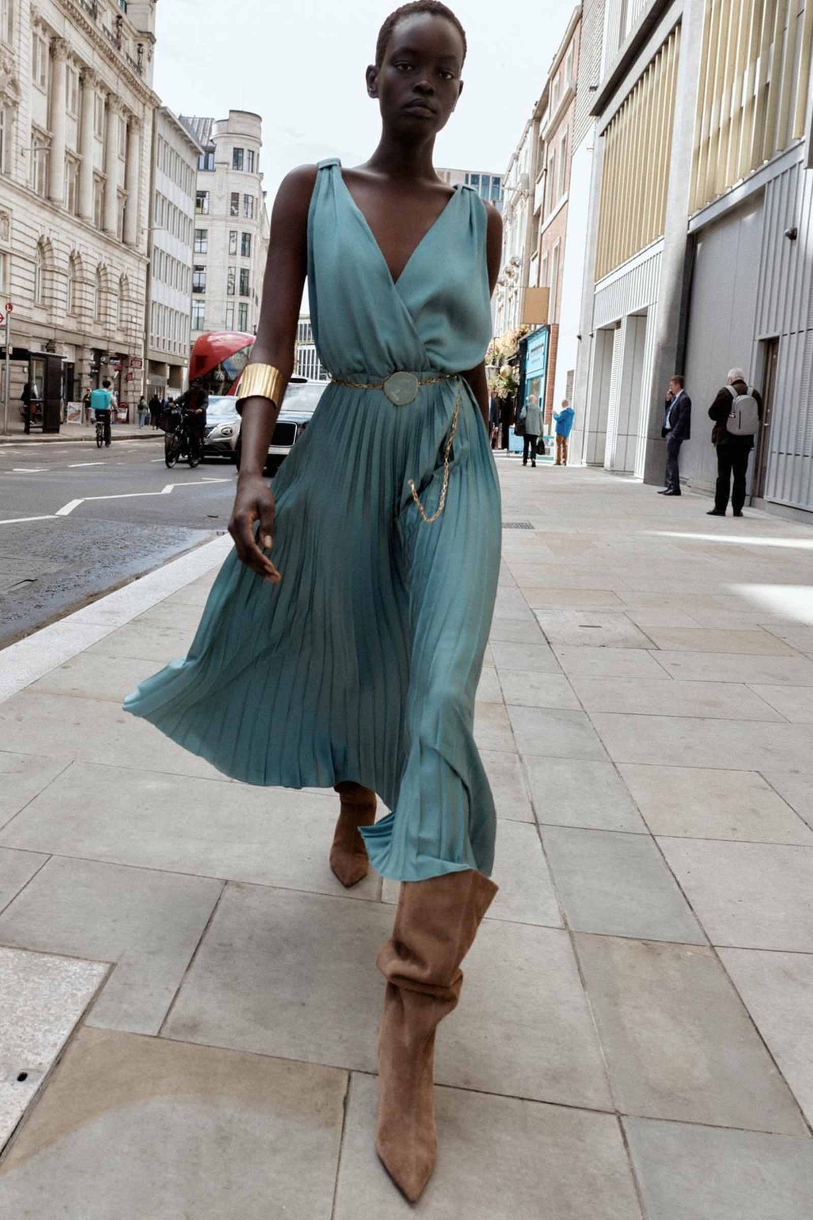 Vestido plisado con cinturón de Zara.