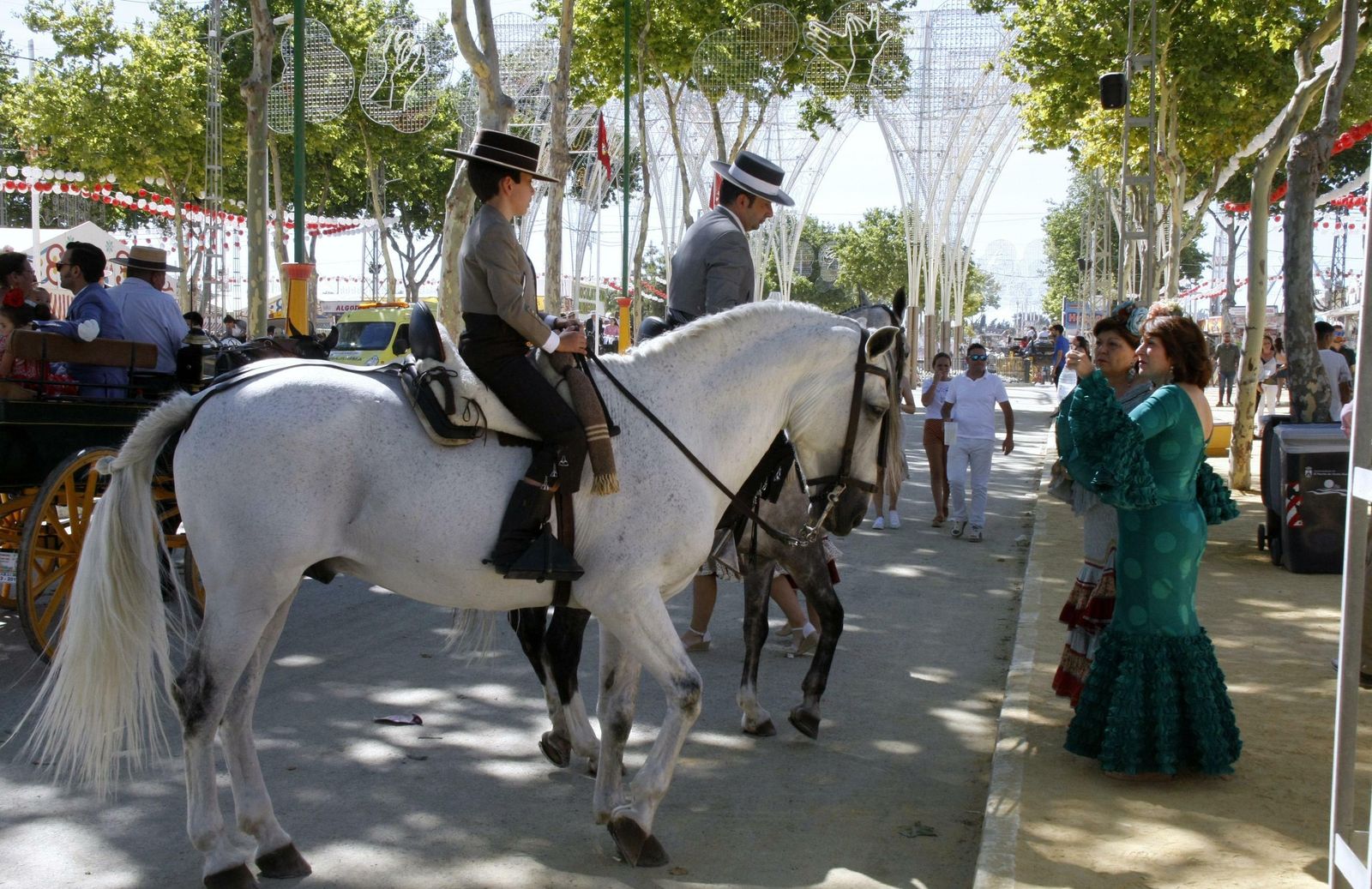 Caballos y trajes de flamenca, una elegante combinación en la Feria de Primavera.