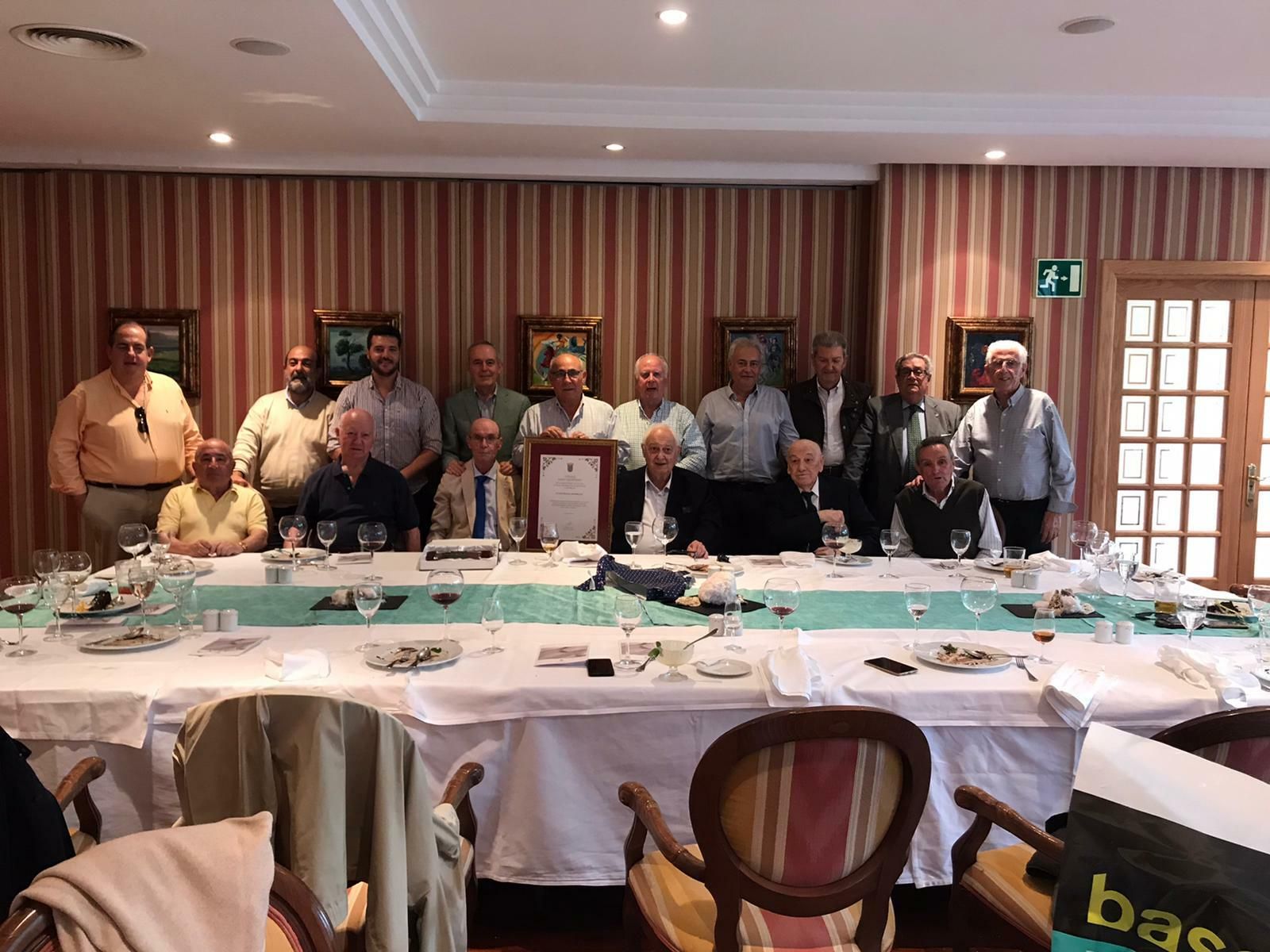 Pepe Ravelo, en la Tertulia Xerecista con la distinción recibida.