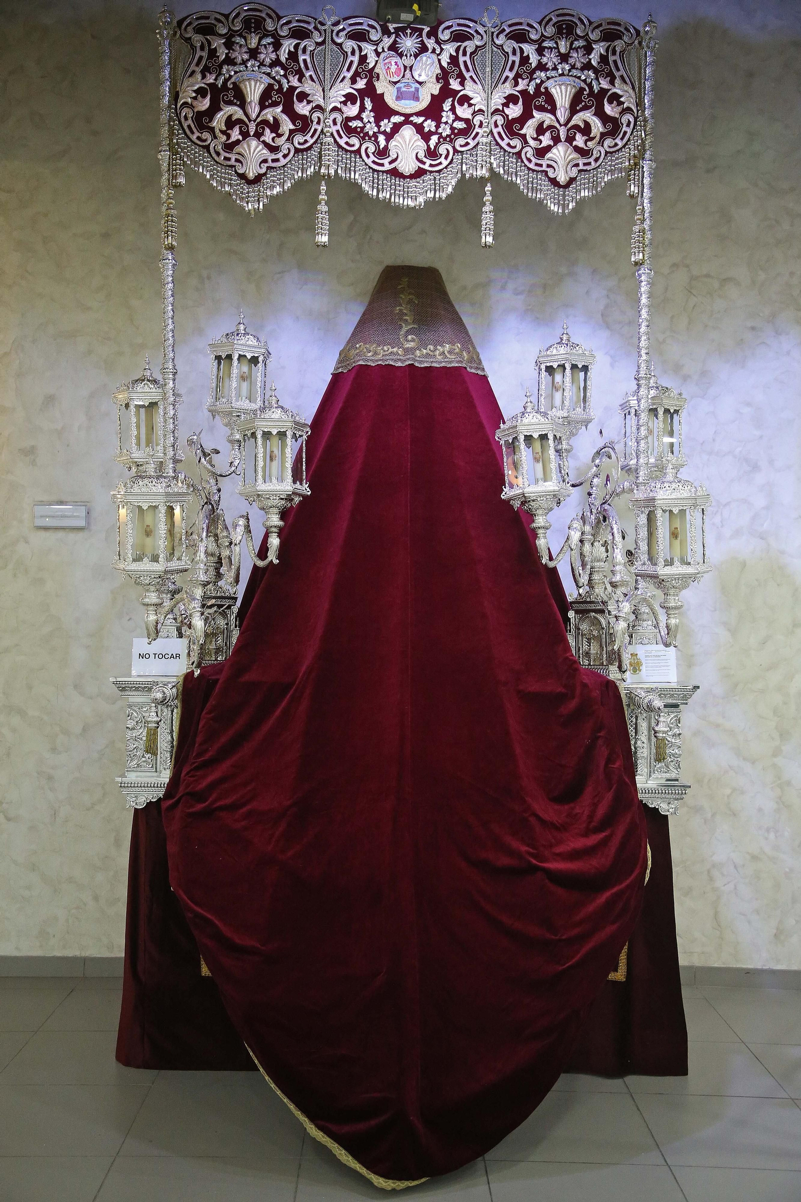 Fotos de la exposición de enseres cofrades en La Línea