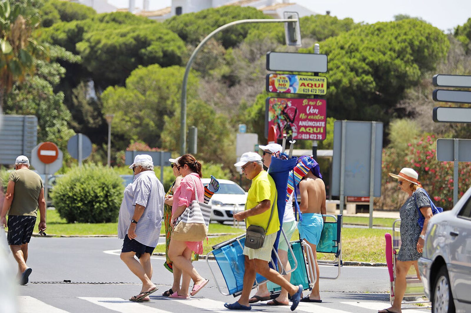 Los onubenses se trasladan a los municipios costeros para disfrutar de la playa.