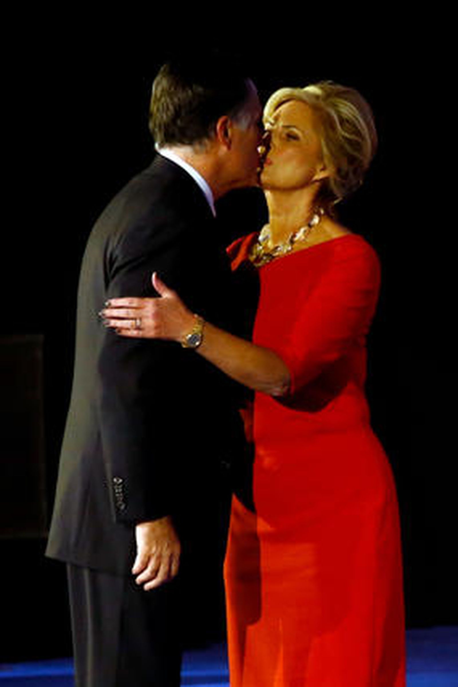 Romney besa a su mujer tras saberse perdedor.

Foto: Afp
