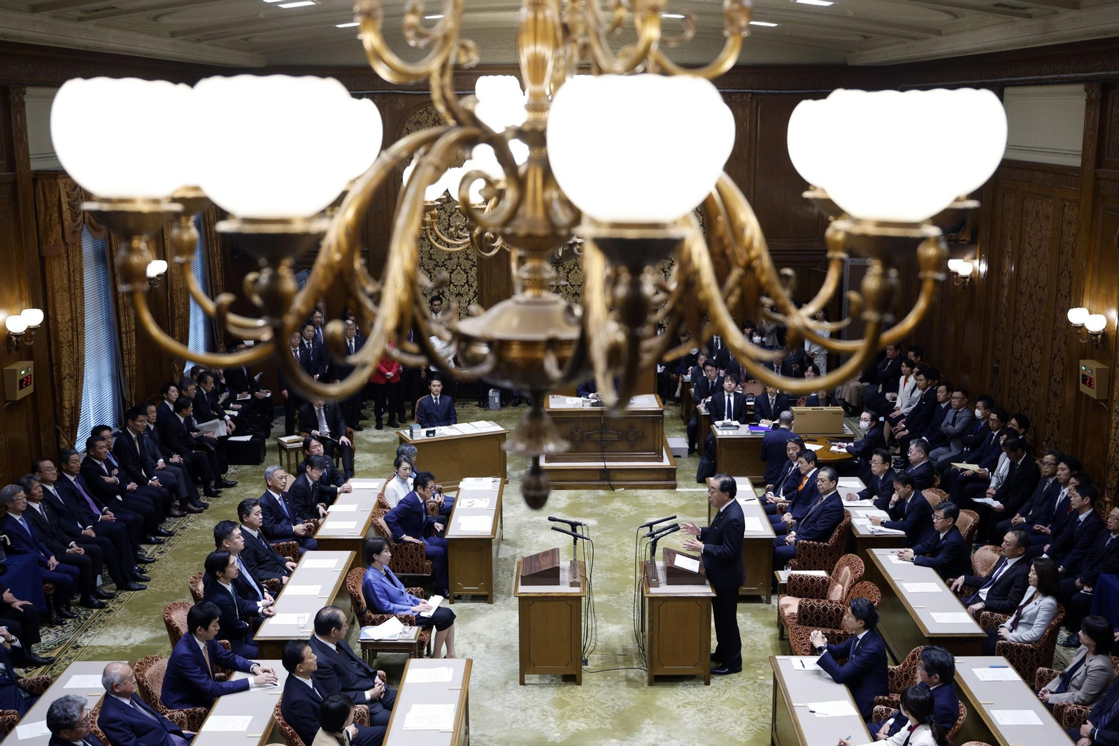 La primera ministra japonesa, Sanae Takaichi, escucha las preguntas del líder opositor, Yoshihiko Noda, en la Dieta, en Tokio.