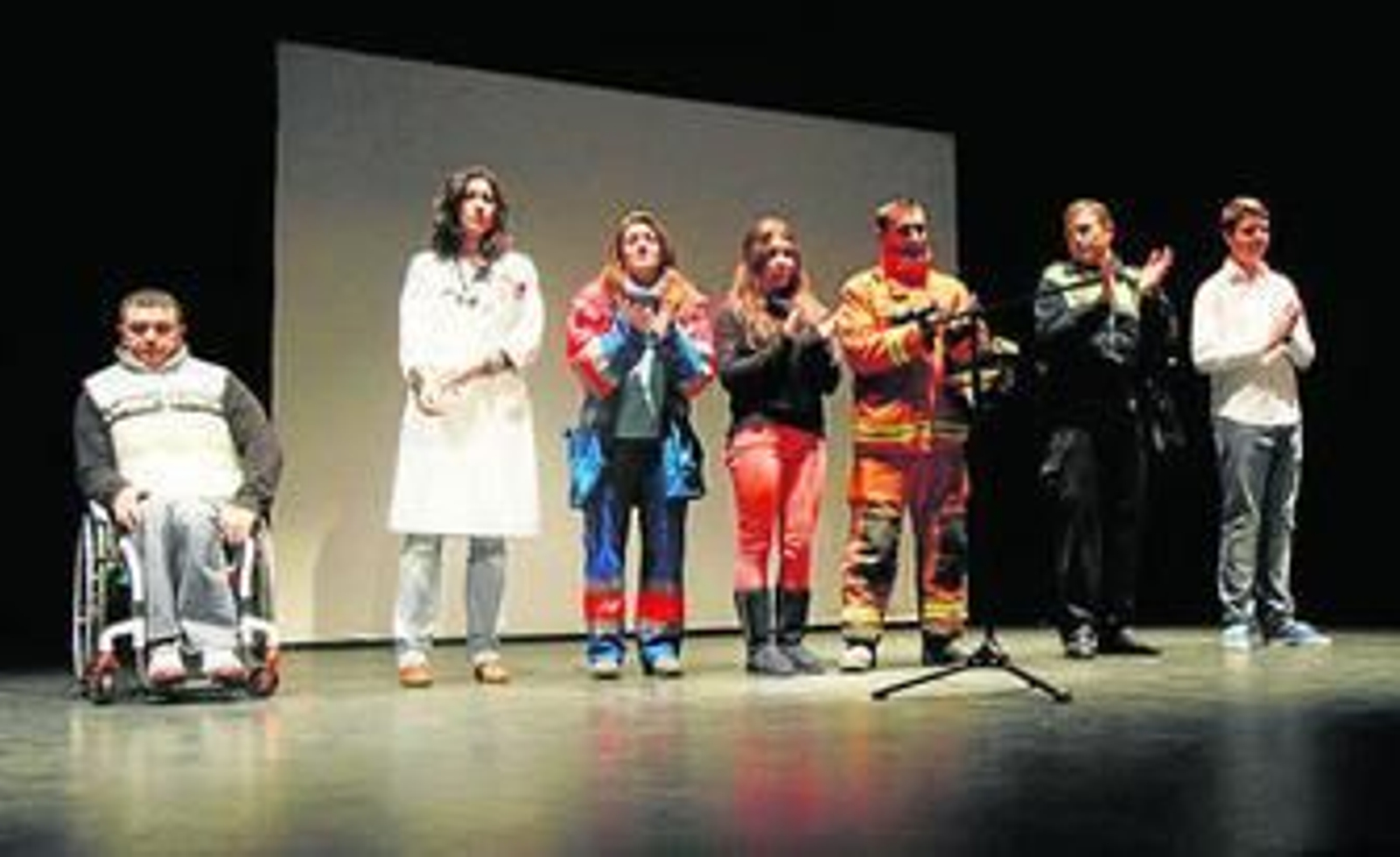 Varios momentos del Road Show en el teatro del Centro Cultural de la Villa.