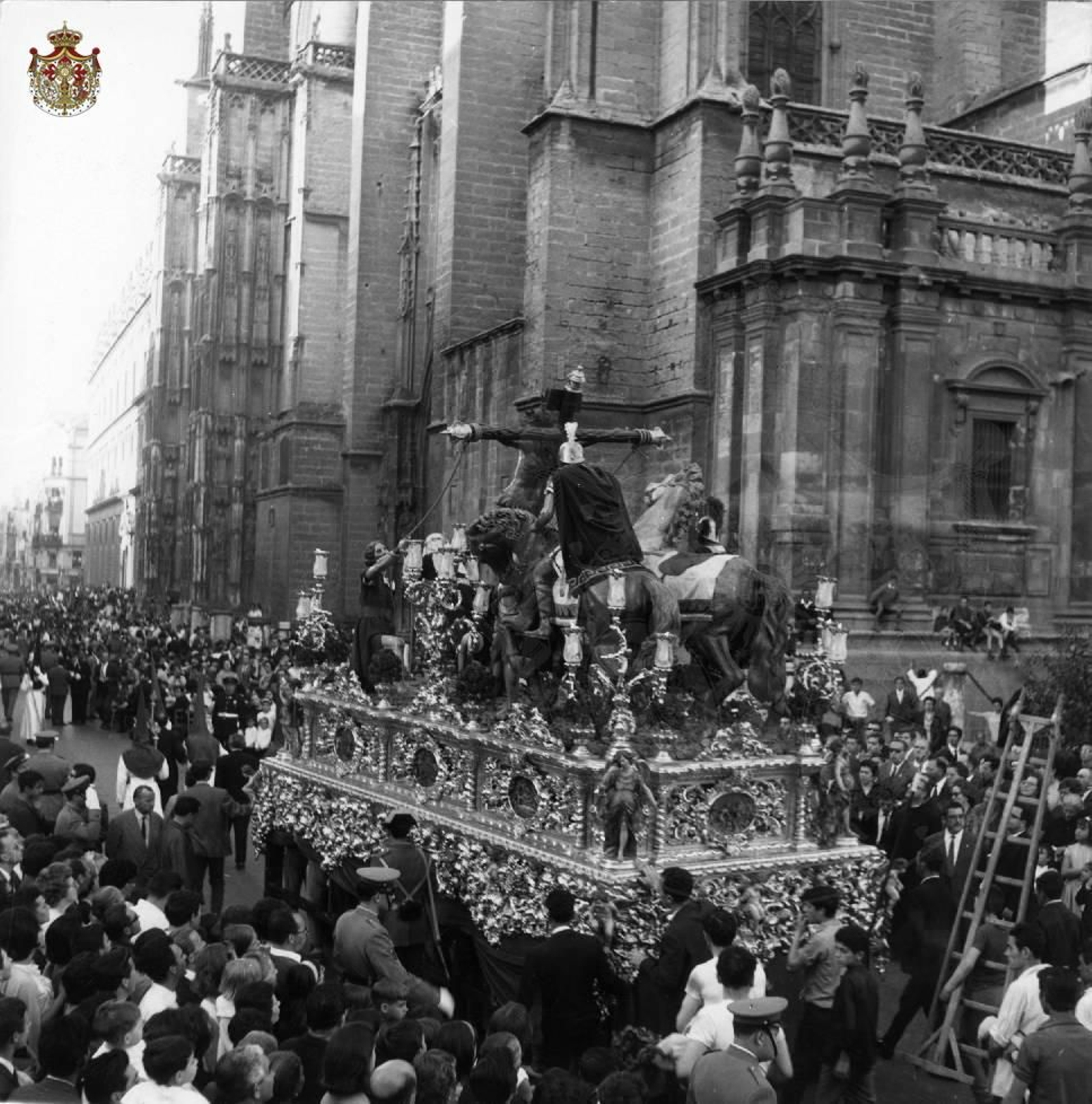 El misterio de la Exaltación avanza por la actual Avenida de la Constitución