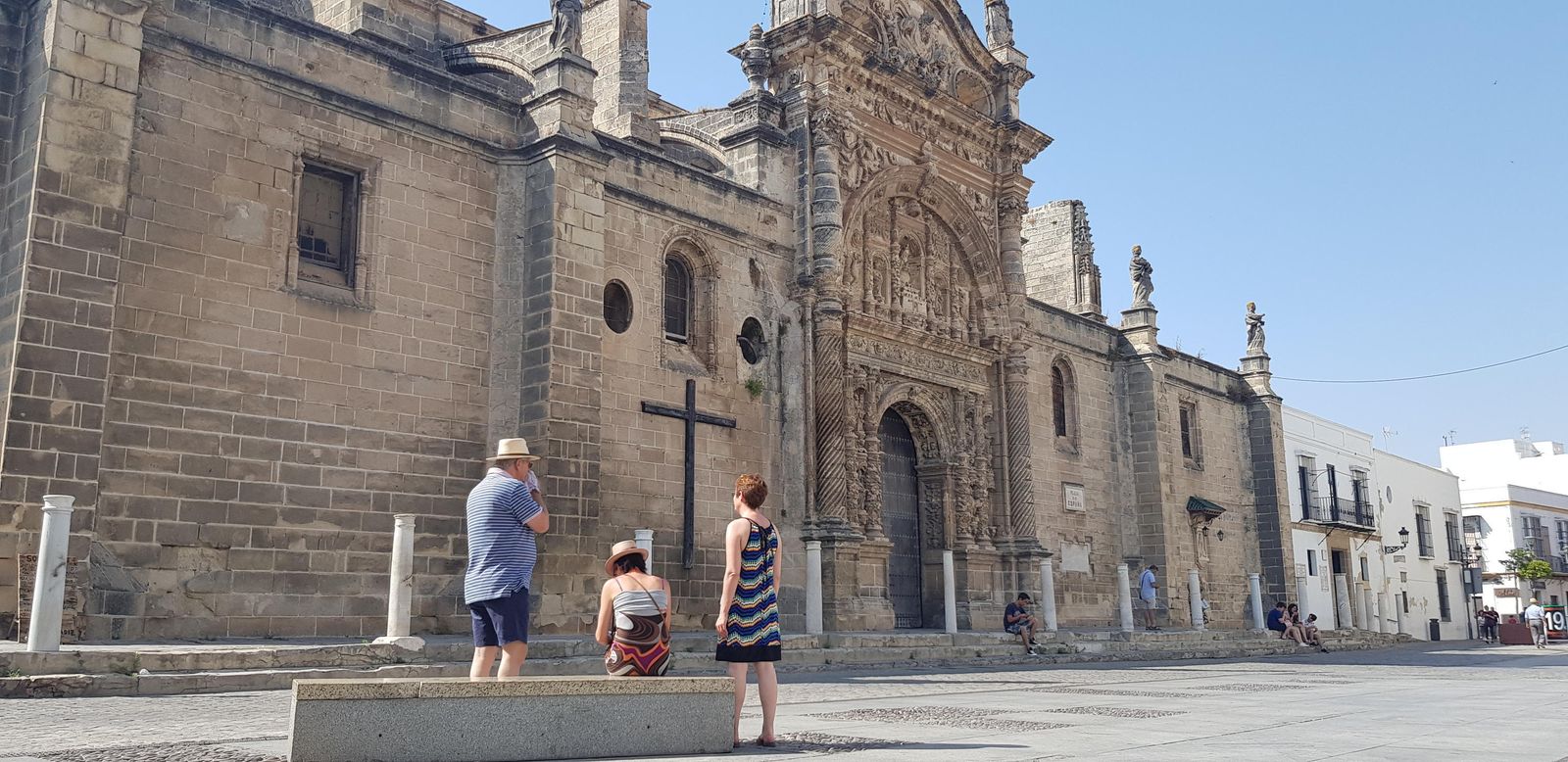 Un grupo de turistas en la plaza de España que permanece a las afueras del templo.