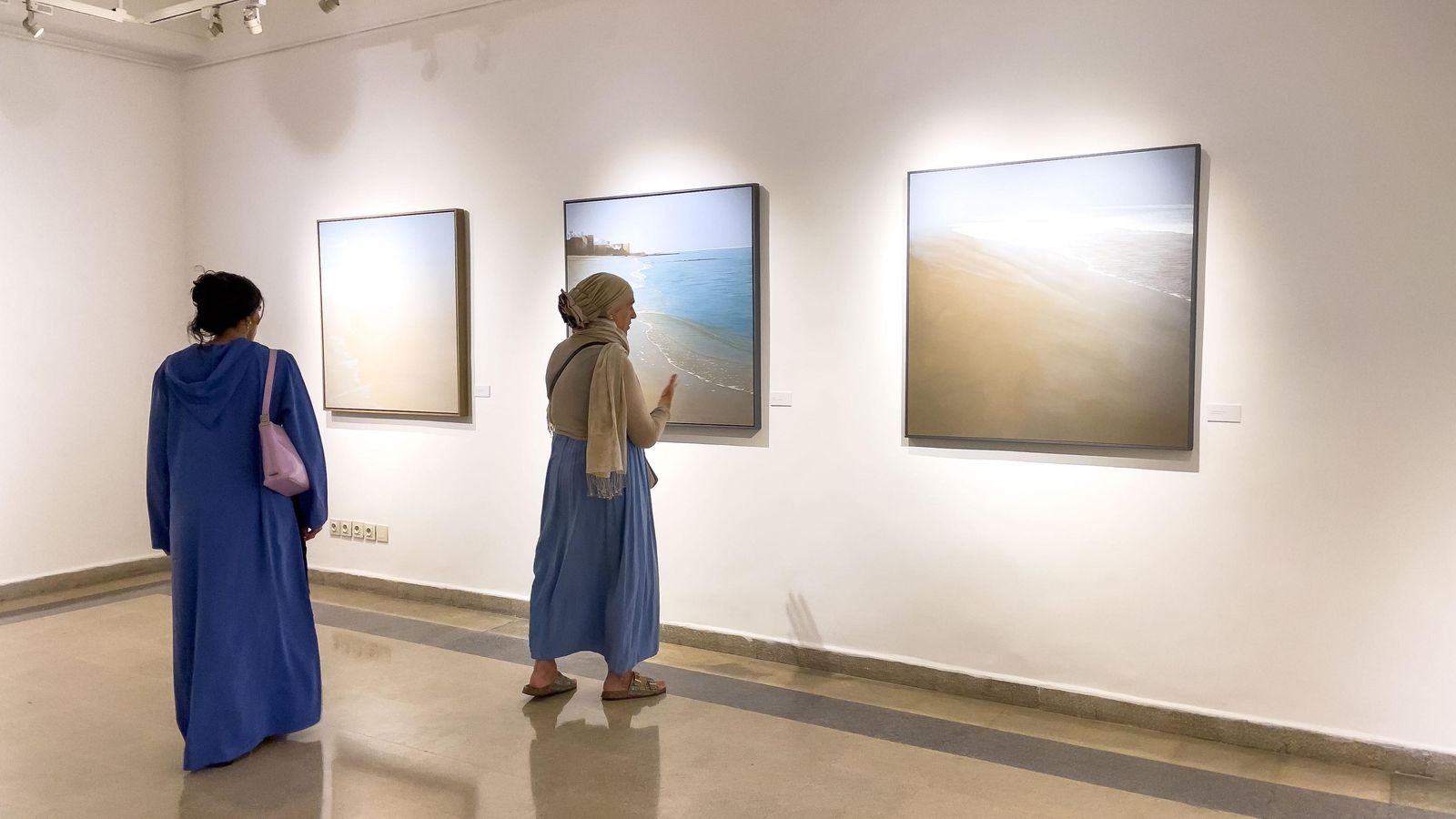 Algunos de los cuadros de Carmen Bustamante que se exponen en Tánger.