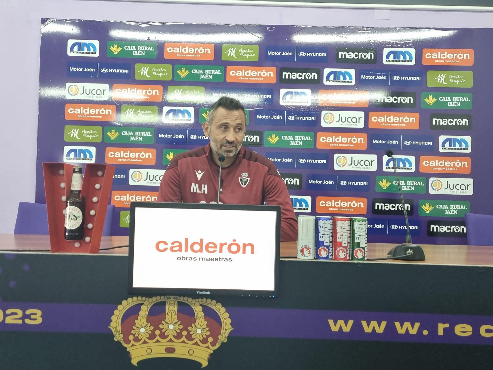 Manolo Herrero atiende a los medios de comunicación en sala de prensa.