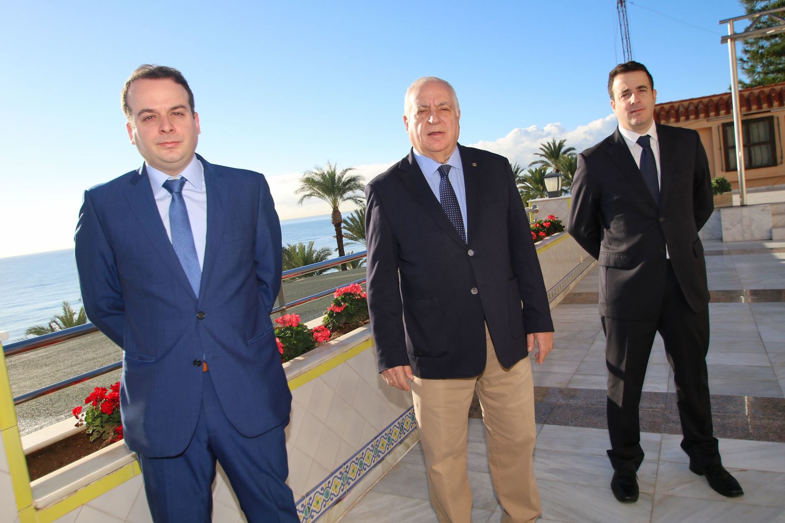 El fundador de la cadena hotelera, José María Rossell (centro), junto a sus hijos, José María y Daniel.