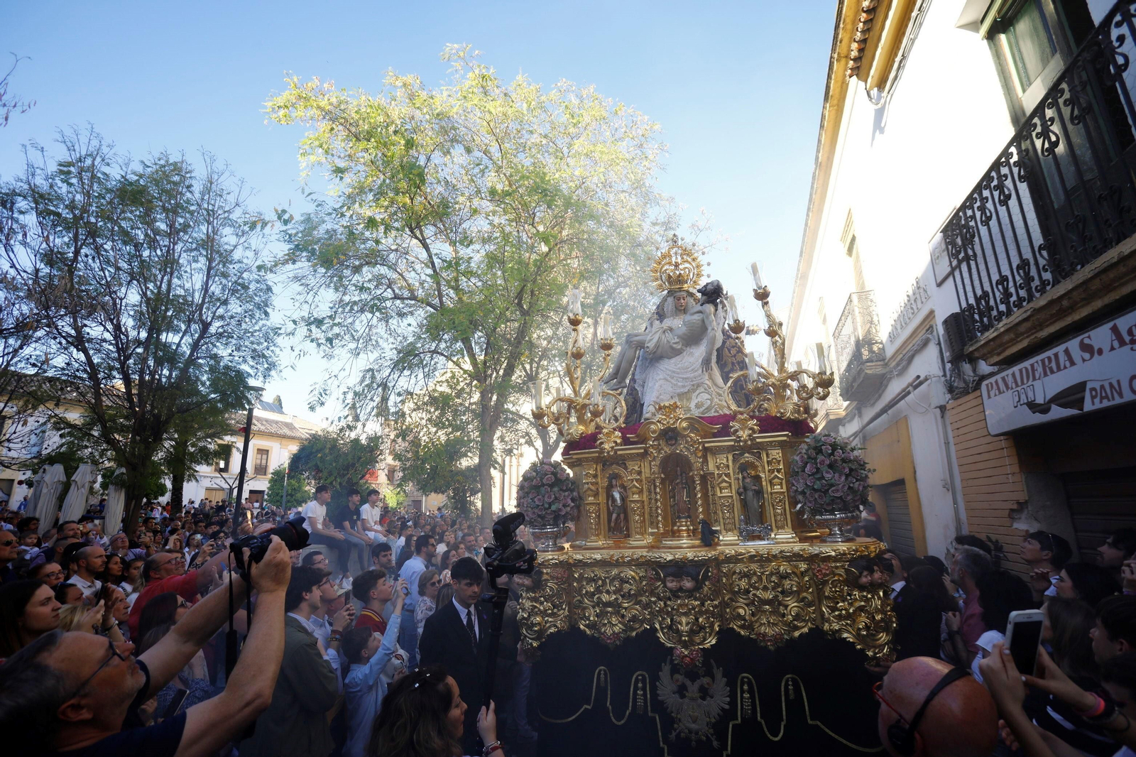 Jueves Santo en Córdoba: la procesión de Las Angustias, en imágenes