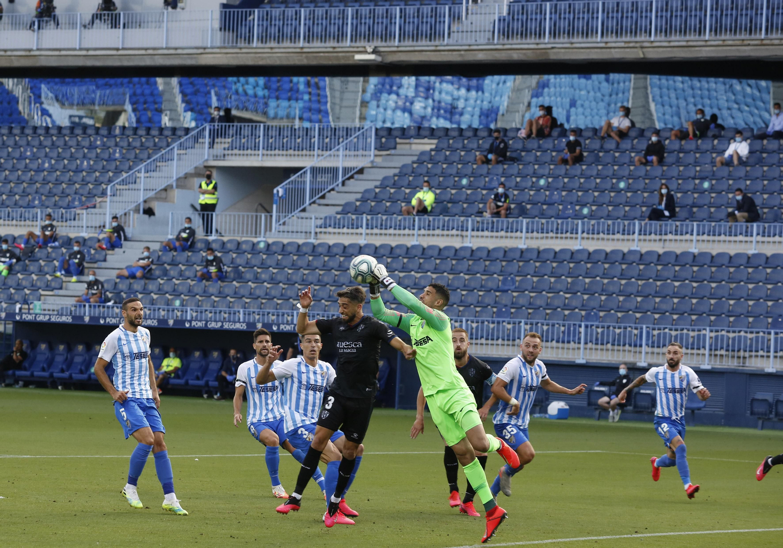 Munir sale a por un balón.