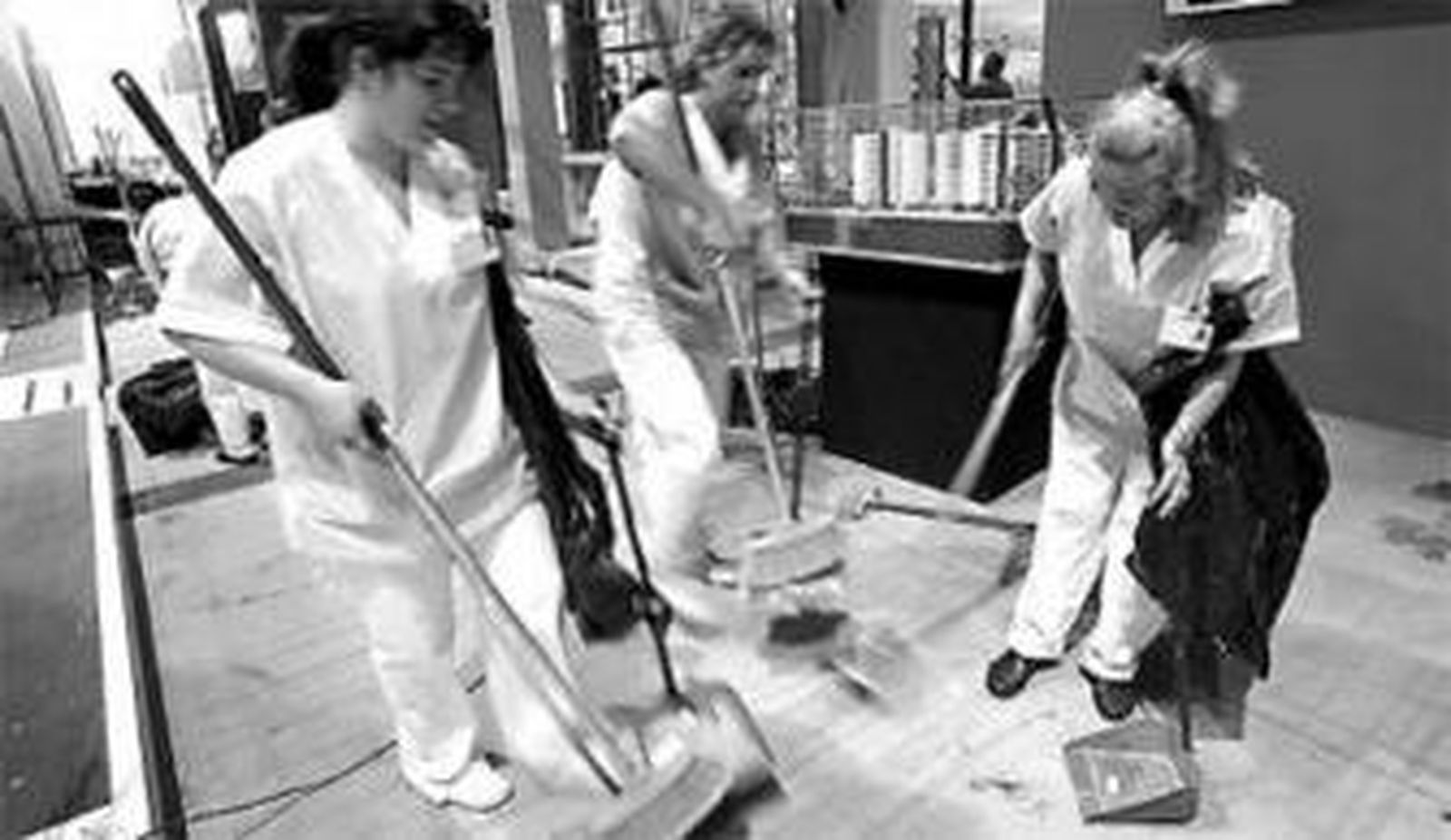 Tres limpiadoras en el Palacio de Ferias de Málaga.