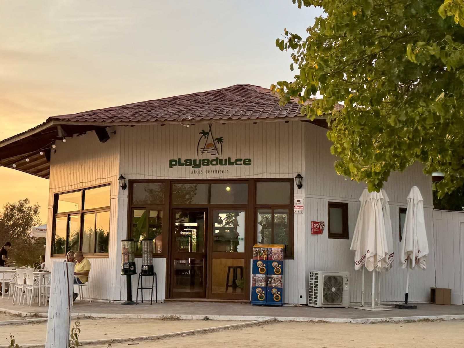 Chiringuito ubicado junto a la playita de Arcos.