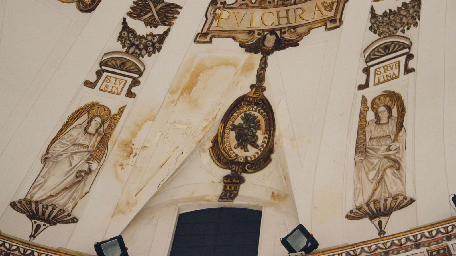 Detalle de las valiosas yeserías y pinturas de la bóveda.