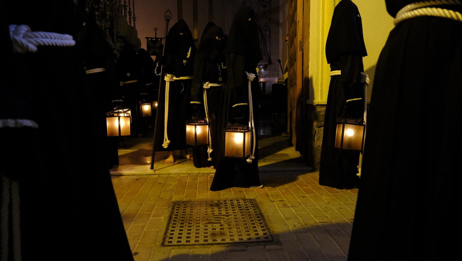 Las mejores imágenes de la Procesión del Perdón, en la noche del Martes Santo en Almería