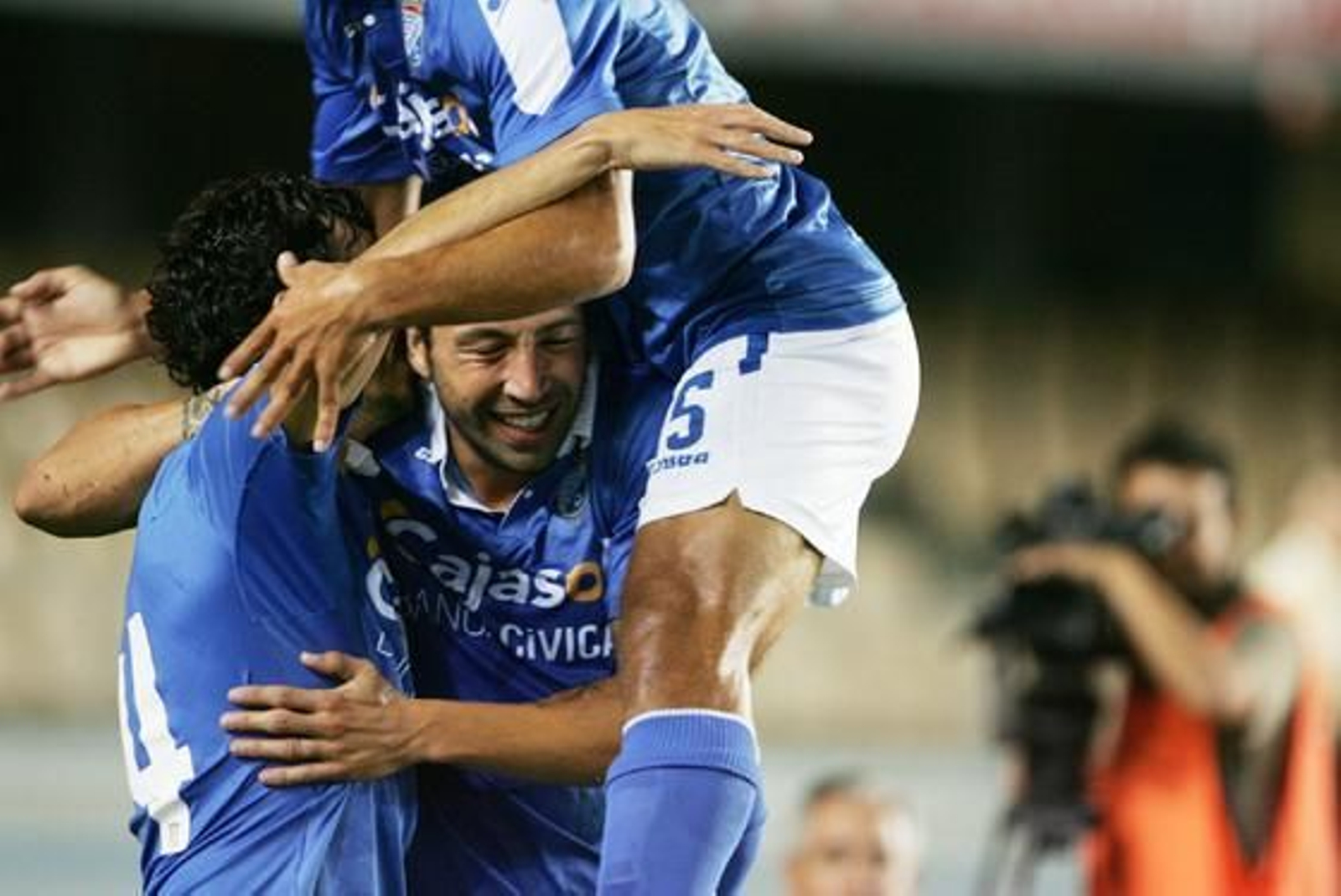 José Mari, sonriente en la piña que formaron los jugadores para celebrar el gol de Capi.

Foto: Pascual