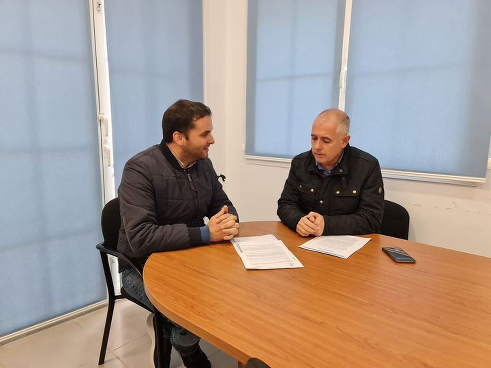 El alcalde de Manilva, Mario Jiménez (D.), y el edil de Comercio, Francisco Becerra.