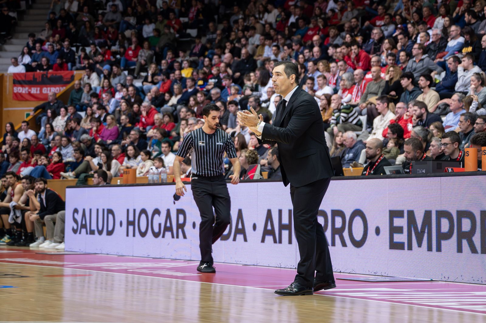 Pablo Pin aplaude a sus jugadores en el partido ante el Girona.