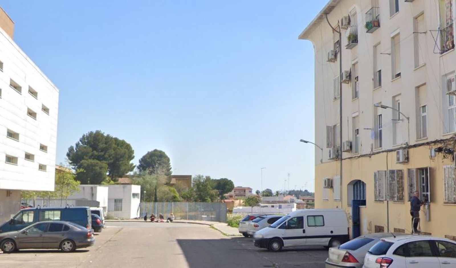 El narcopiso estaba en esta calle de Alcalá de Guadaíra. Al fondo a la izquierda, la comisaría de la Policía Nacional.