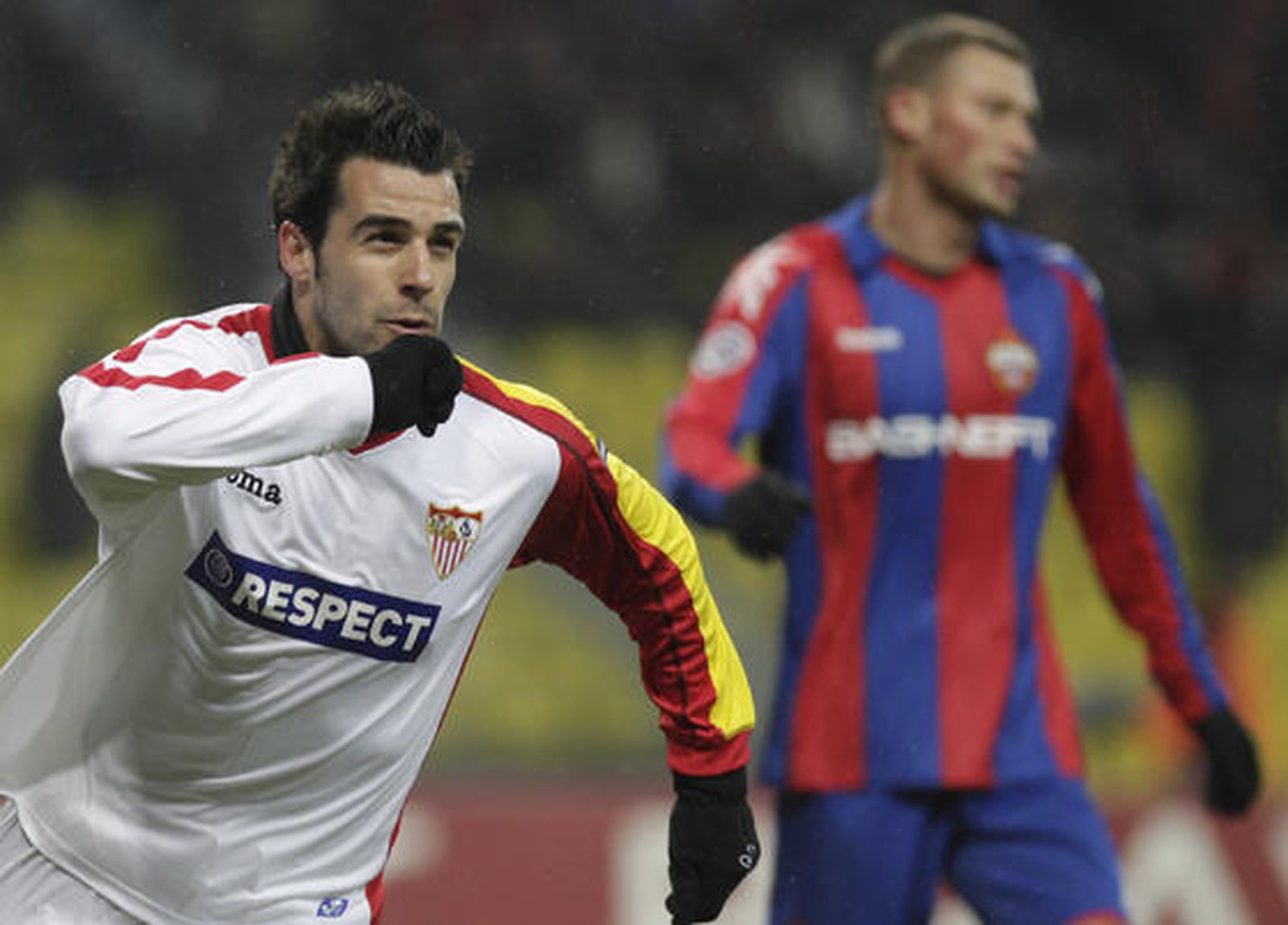 Negredo sale a correr para celebrar su gol.

Foto: Antonio Pizarro