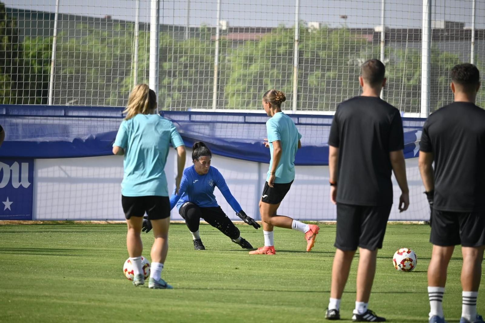 Entrenamiento del Sporting de Huelva a puertas abiertas, en imágenes