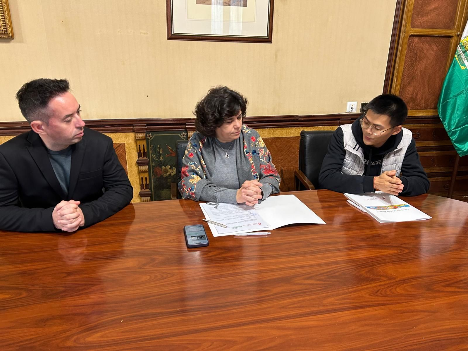 La alcaldesa de Sanlúcar firma el contrato de concesión administrativa de la Ciudad de los Niños y las Niñas.