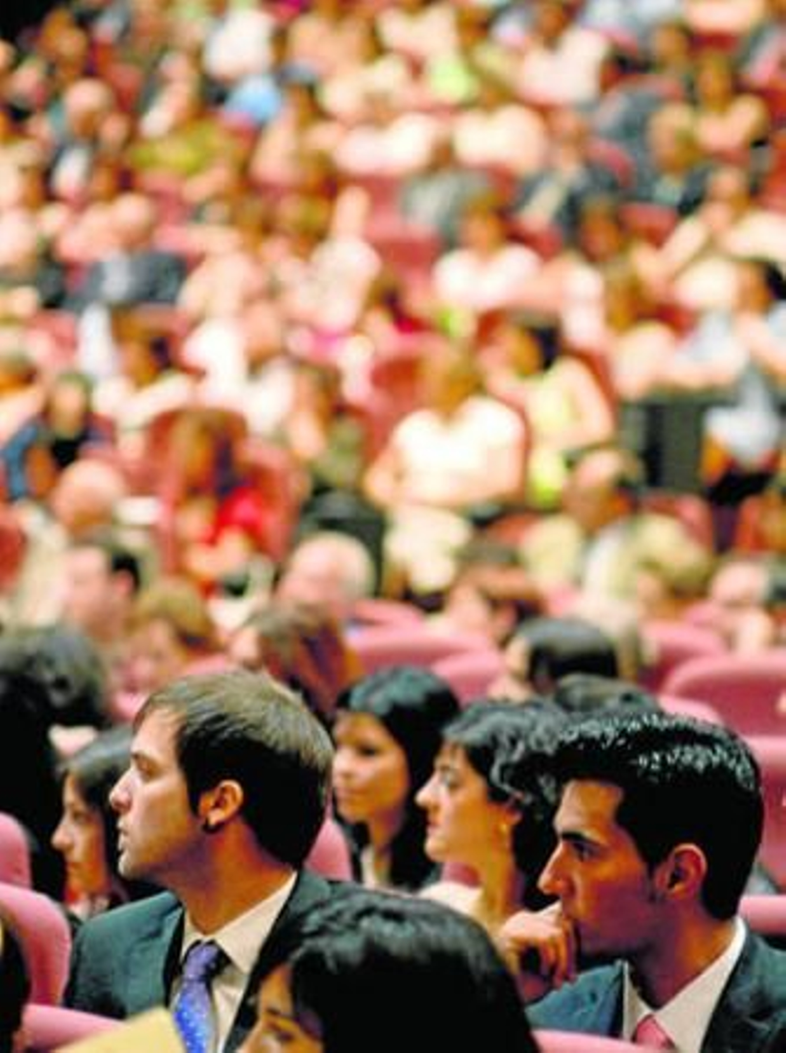 Estudiantes de último curso de Medicina durante su graduación.