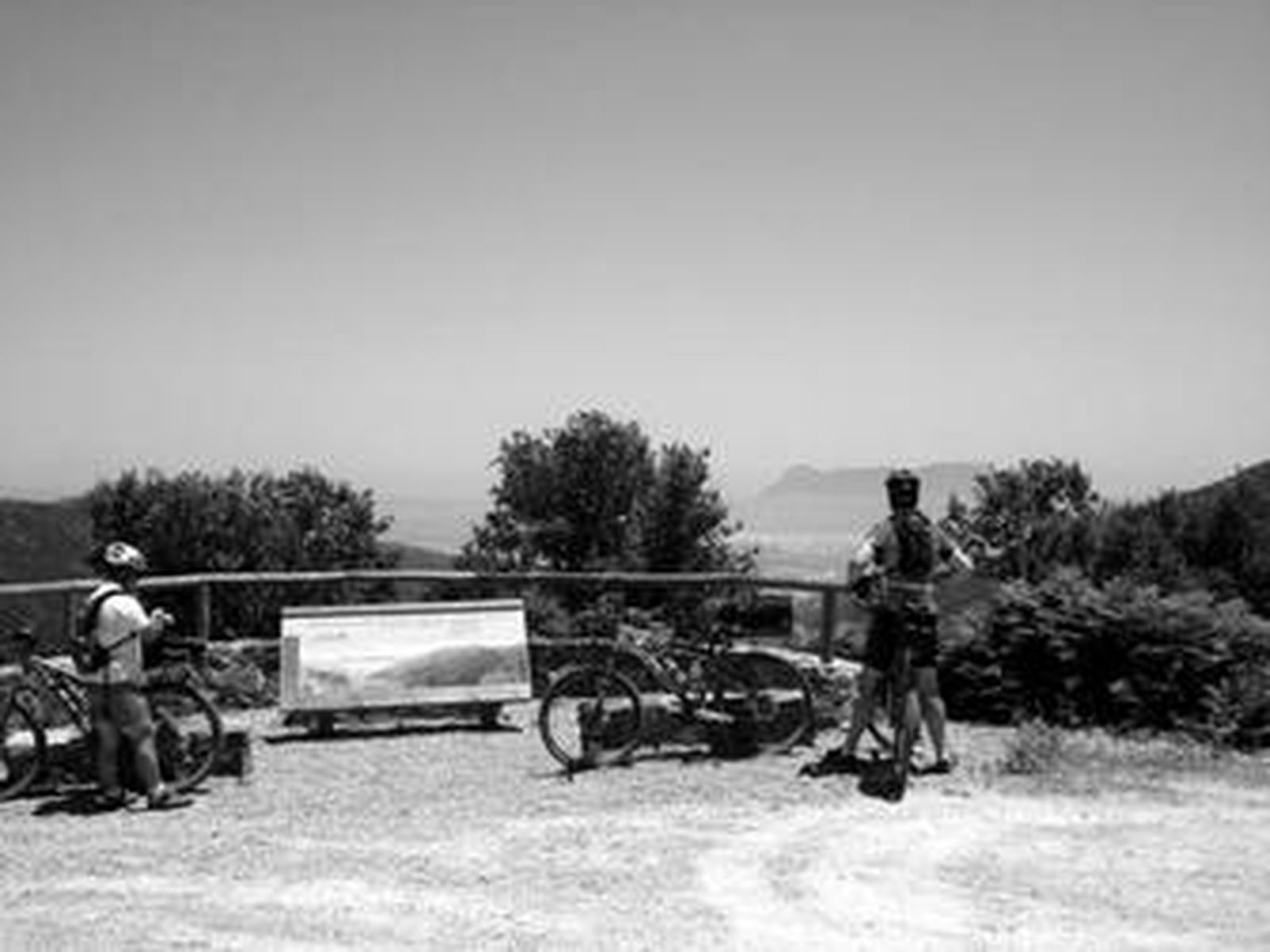 Dos ciclistas en el Arroyo de la Miel en el tramo Facinas Puerto del Bujeo.