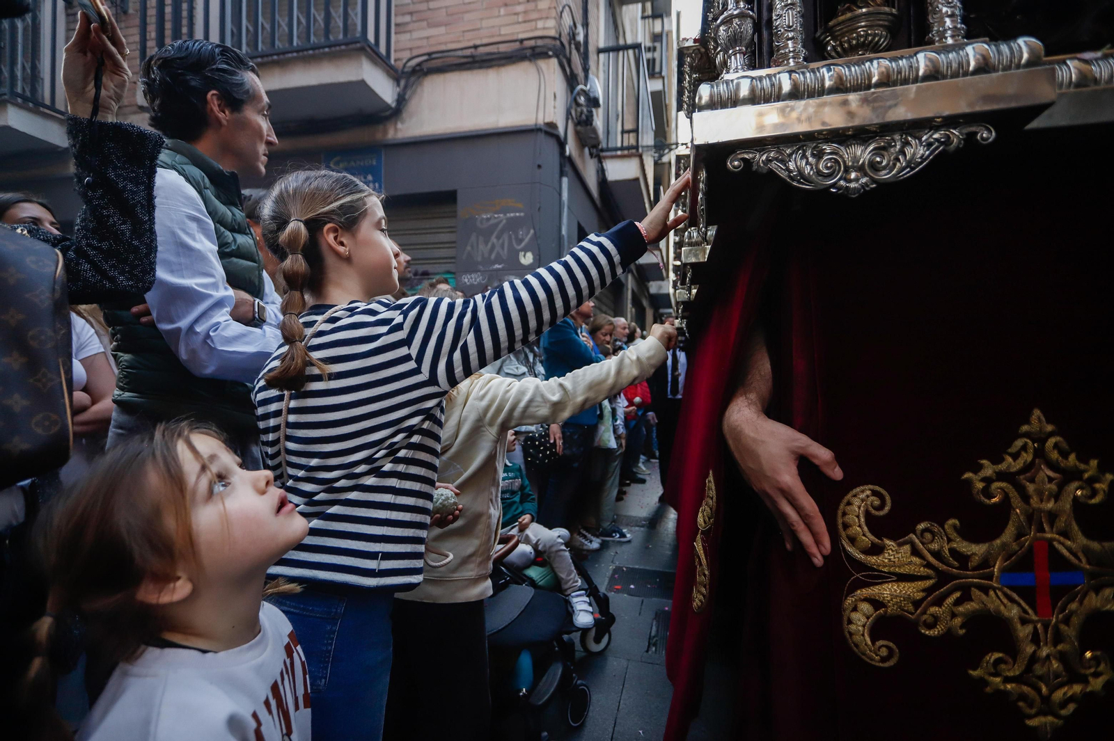 Crónica gráfica del Lunes Santo en Granada