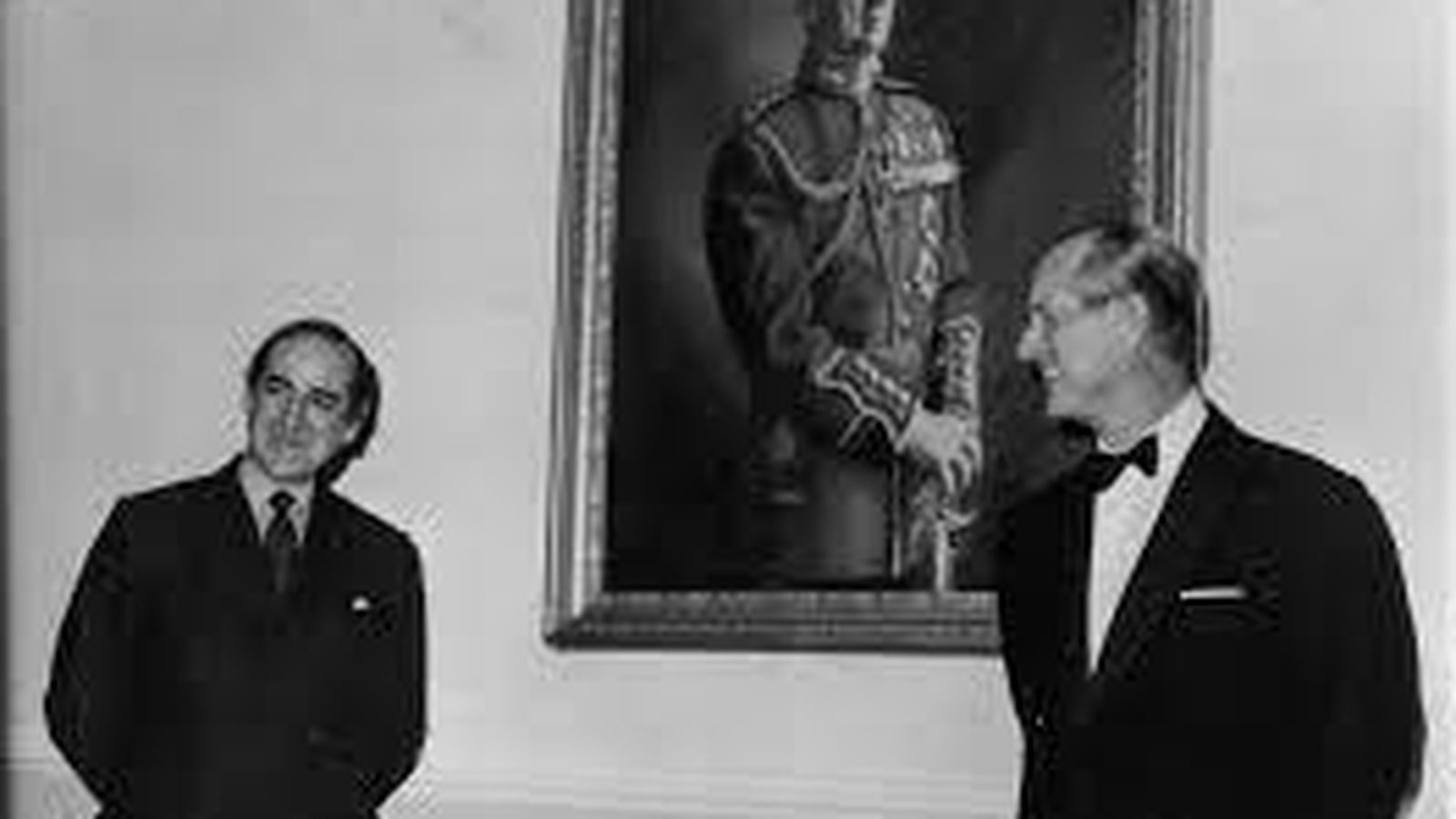 Theodore Ramos junto al duque de Edimburgo, con un retrato pintado por él.