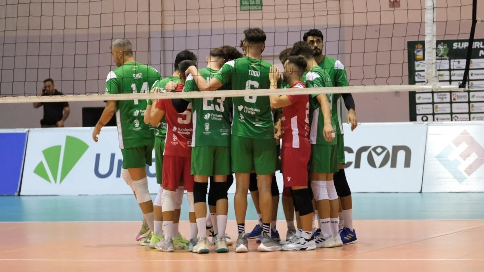 Los verdes, unidos tras uno de los encuentros en el Moisés Ruiz.