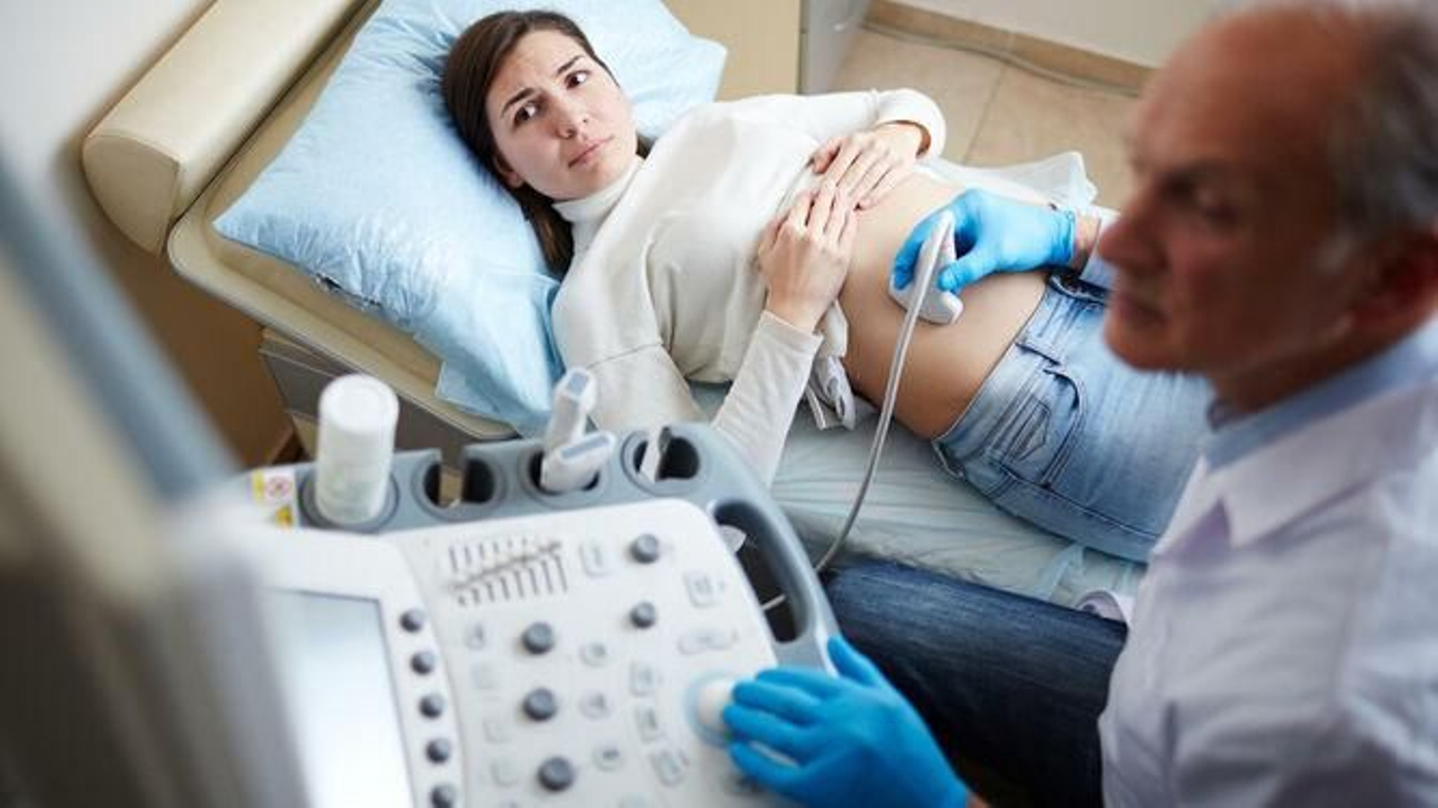 Revisión de mujer embarazada antes del parto