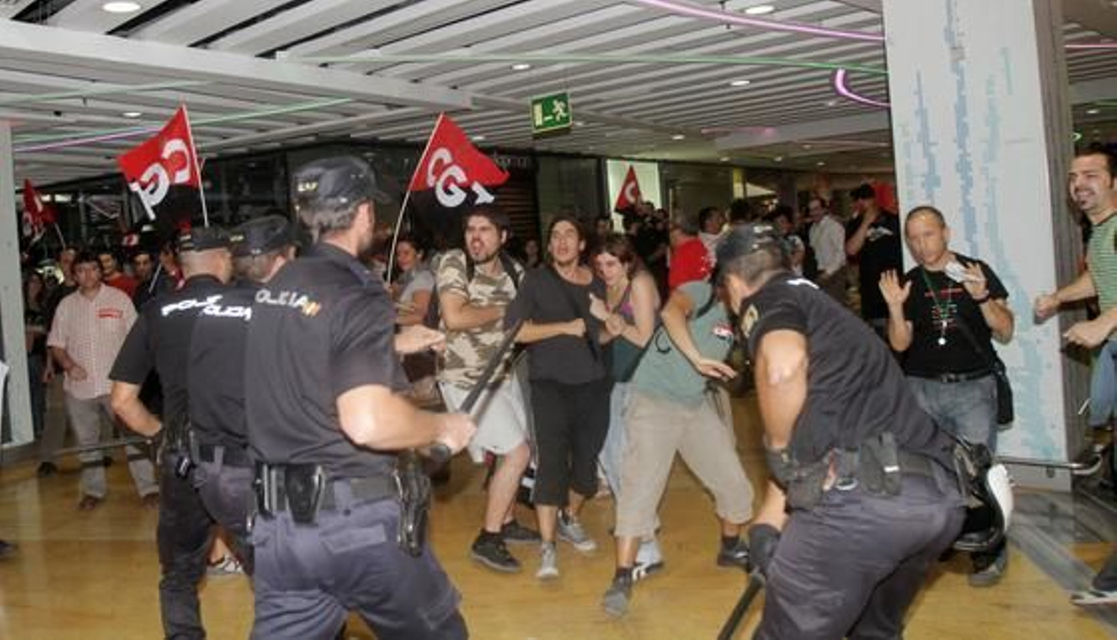 La policía evita la entrada de piquetes en las tiendas.

Foto: Yolanda Montiel