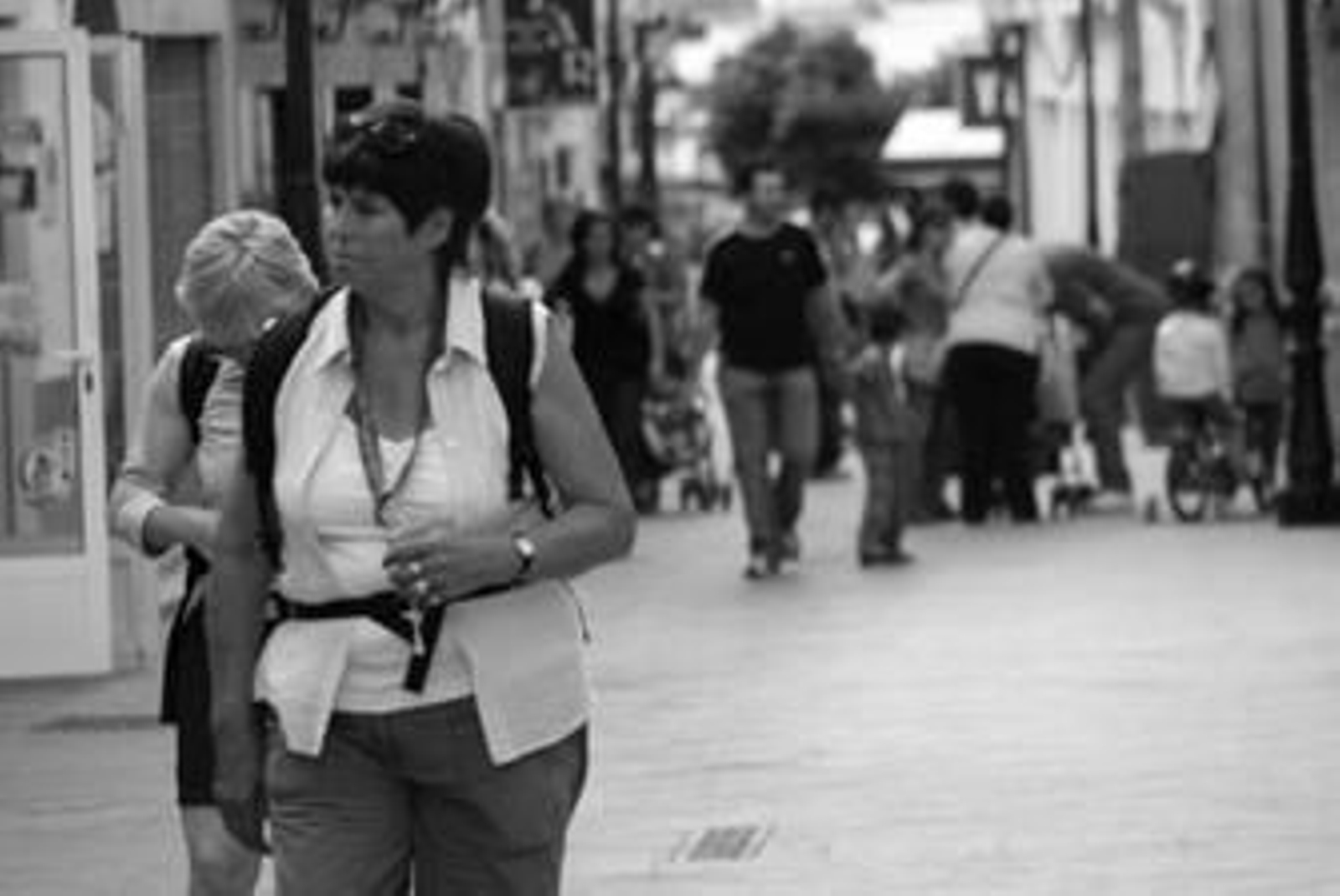 La gente pasea por la céntrica calle La Plata de Los Barrios.