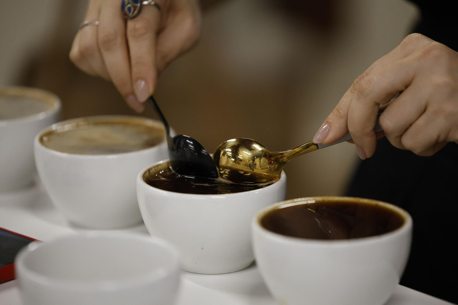 Una persona realiza una cata de café. Una persona realiza una cata de café.