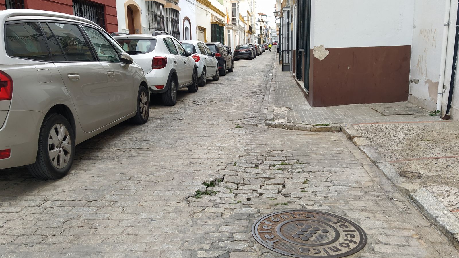 Un hundimiento en la calzada en la calle Bonifaz de San Fernando.