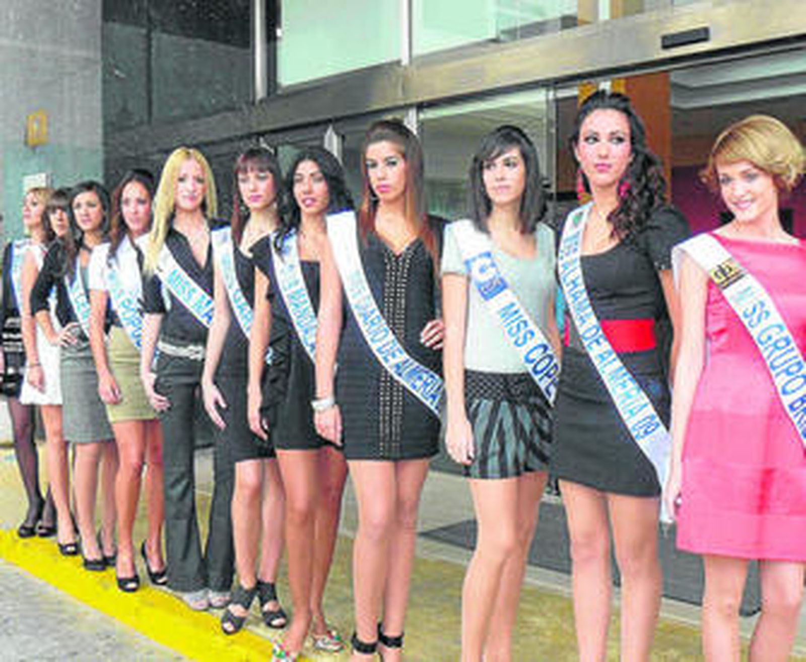 Las once aspirantes a las puertas del Hotel Elba de la capital.