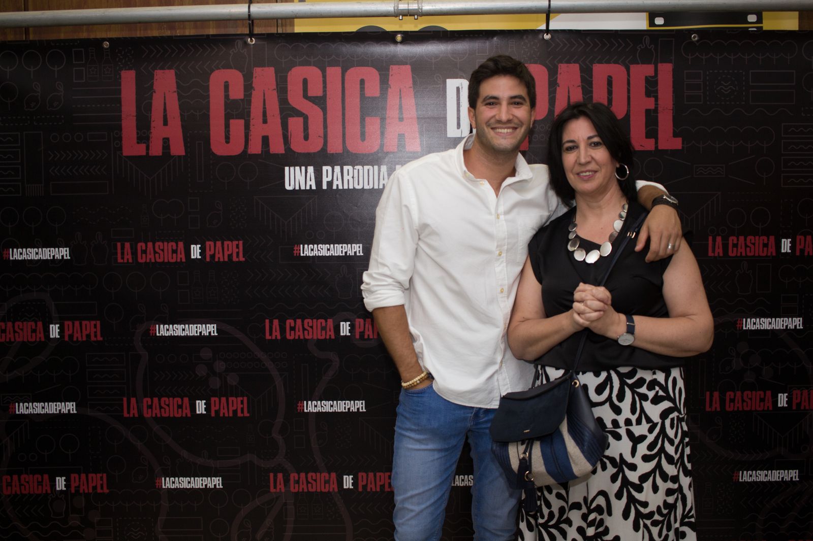 Eduardo Manzanares junto a su madre en la presentación de la Casica de Papel