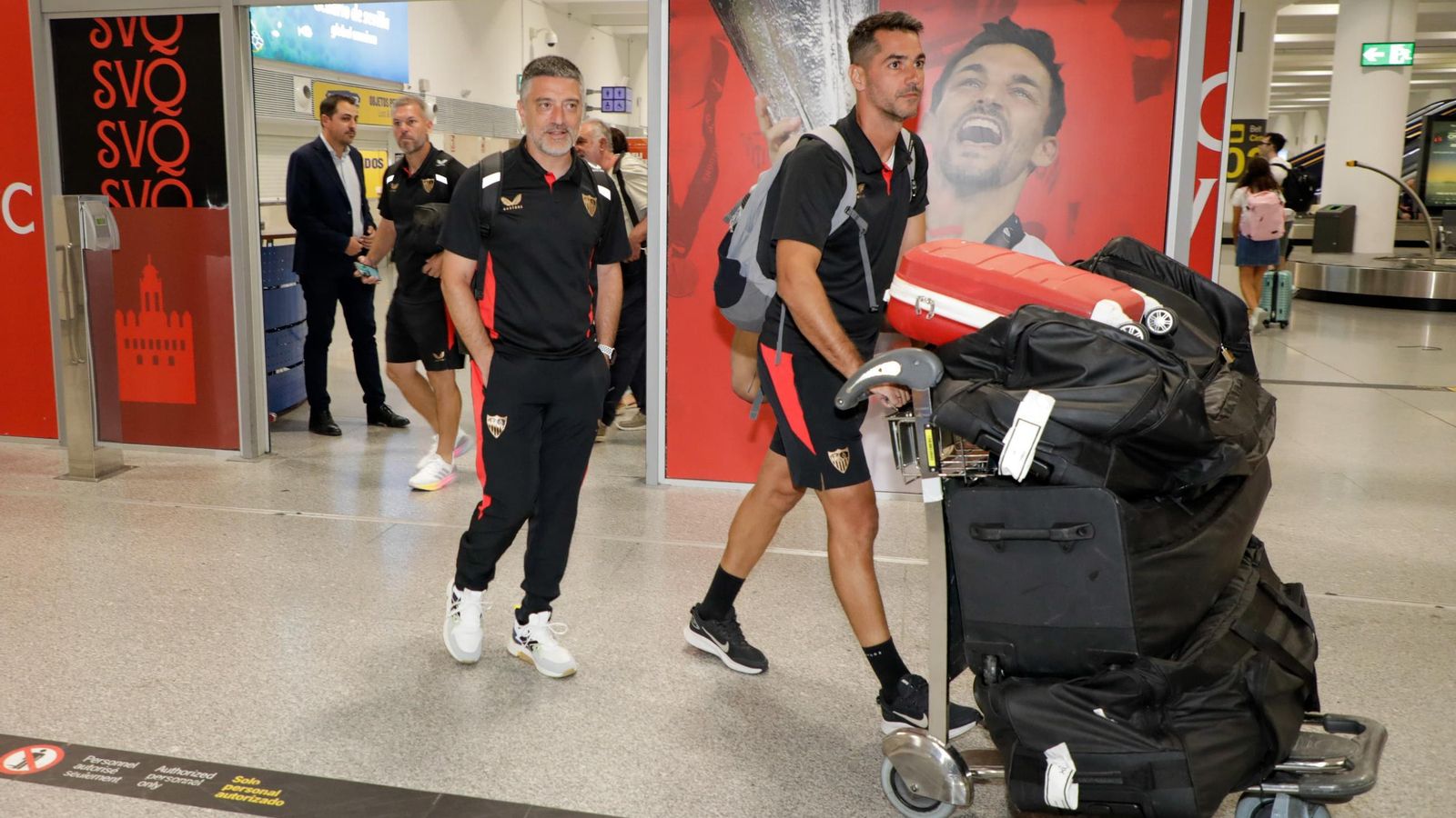 García Pimienta, a su llegada al aeropuerto procedente de Liverpool.