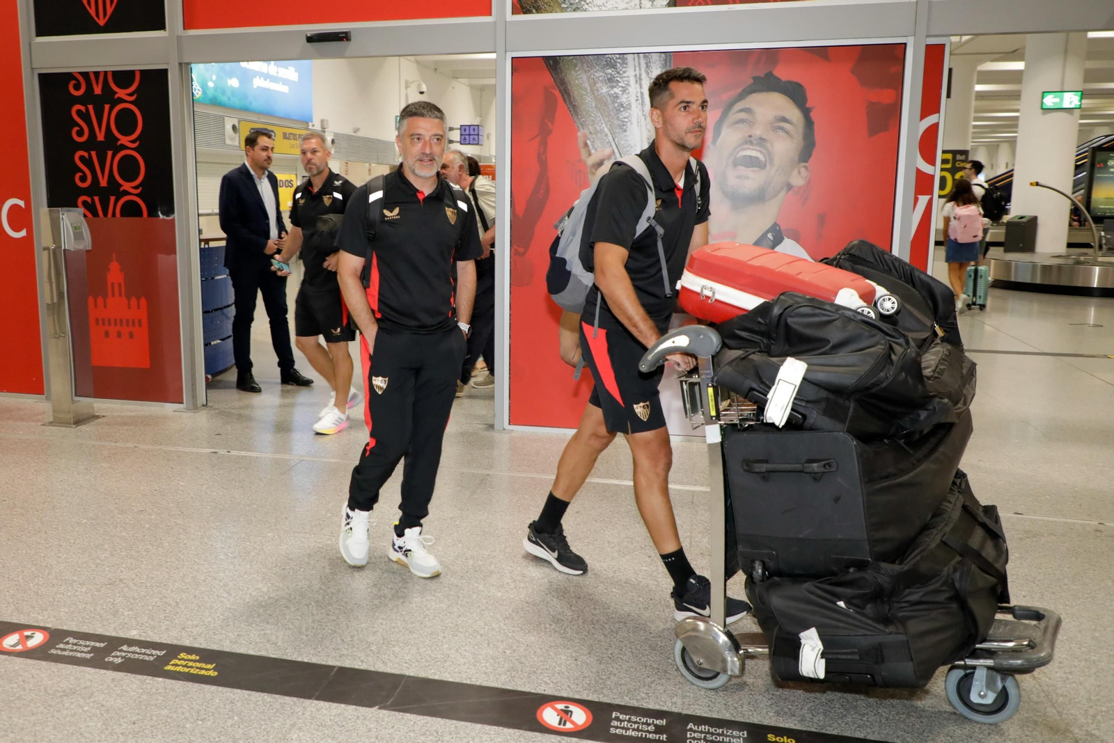 García Pimienta, en el aeropuerto de San Pablo tras su preparador físico.