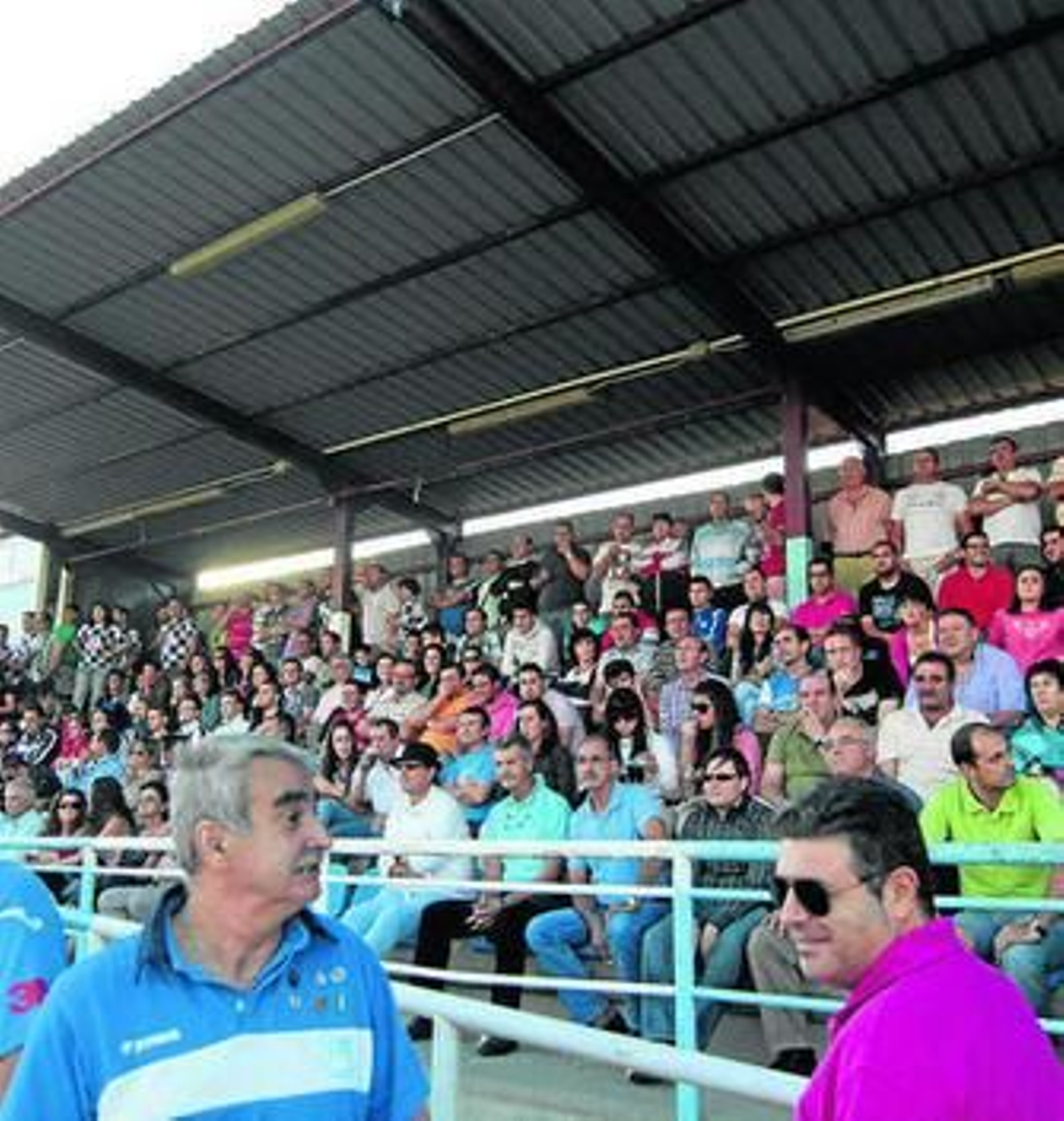 Aficionados en las gradas del Municipal de Arroyo.