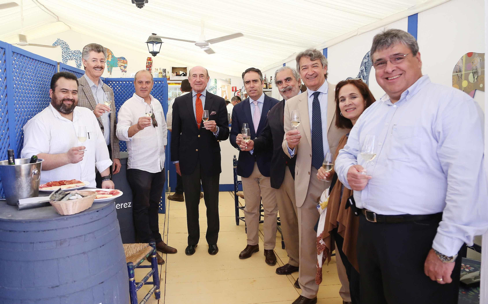 Los presidentes de los Consejos Reguladores del Vino y el Brandy de Jerez, Beltrán Domecq y Evaristo Babé, con el presidente del Consejo Regulador del Tequila, Miguel Ángel Domínguez, y responsables de ambas instituciones en la caseta del Diario de Jerez.