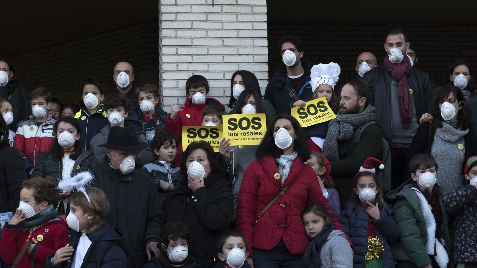 Los asistentes llevaban mascarillas y chapas.