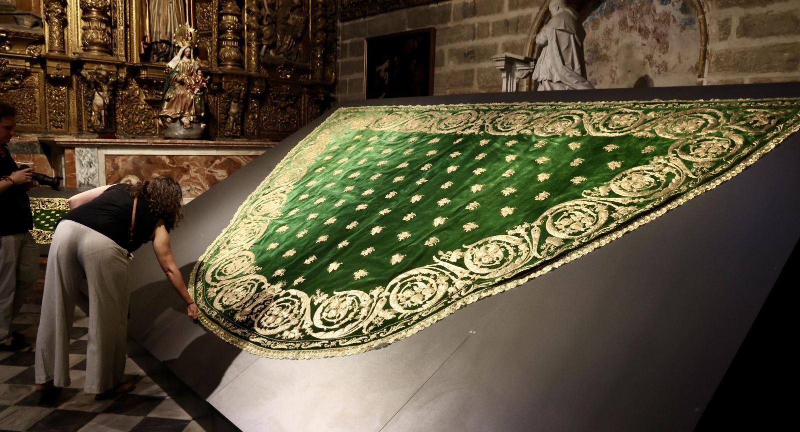 Restauración del manto verde de la Virgen de los Reyes