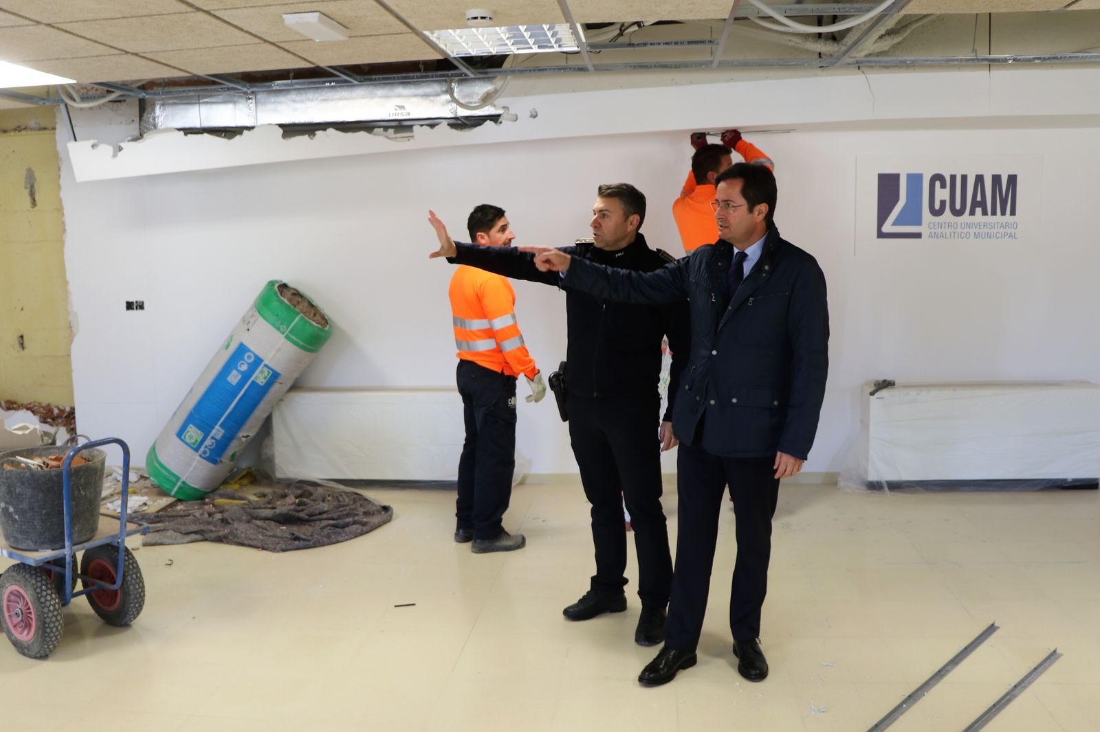 Marco Muñoz y Francisco Góngora comentan un aspecto de la obra recién iniciada.