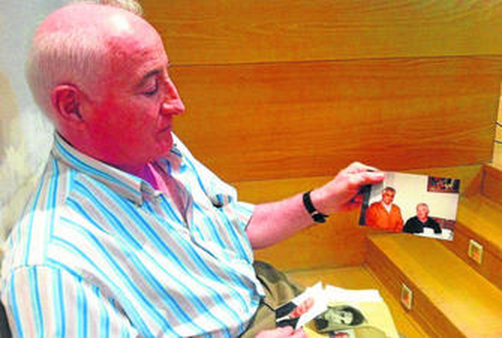 Francisco Limón, en la última asamblea de SOS Bebés Robados Huelva, mostrando una foto familiar.